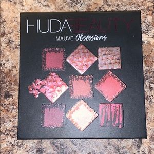 Huda Beauty mauve obsessions palette.
